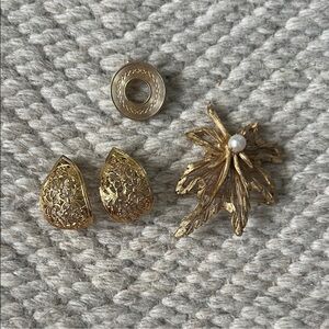 Vintage gold tone jewelry bundle - 2 brooches, earrings